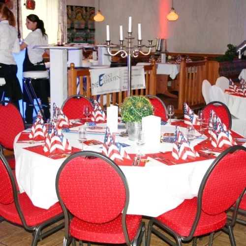 Stühle rot amerikanisch runde Tische