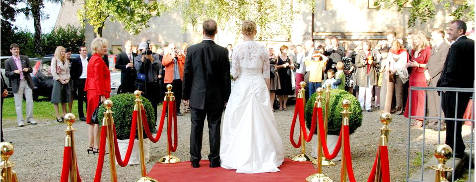 Brautpaar mit VIP Absperrung und rotem Teppich